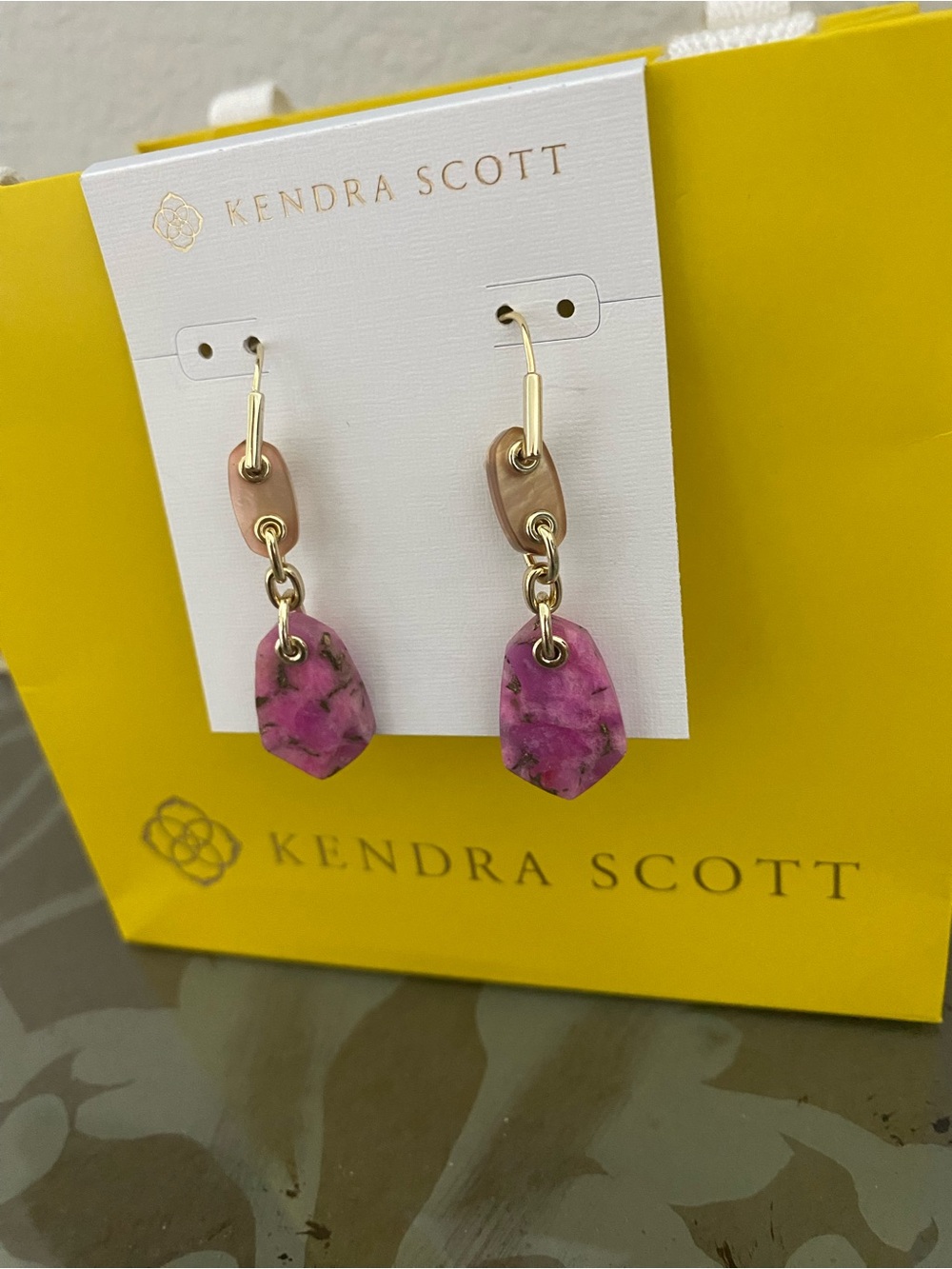 Kendra Scott Ashlyn earrings pink/gold
Excellent💖